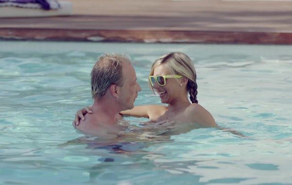 Страстно трахнул симпатяжку в бассейне и насладил ее своим телом