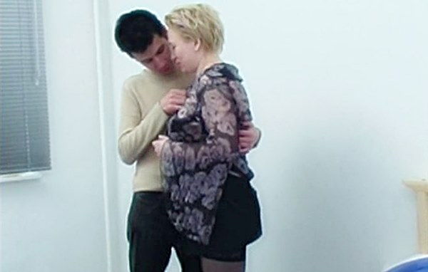 Молодой парень развел мамку на секс, а дамочка и в дупло дала