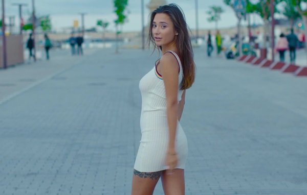 Секси малышка быстро нашла ствол на свою анальную дырку на курорте