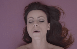 Горячая мамка мастурбирует и получает вагинальный оргазм