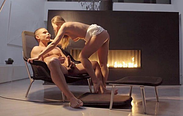 Идеальный романтический вечер возле камина, который запомниться