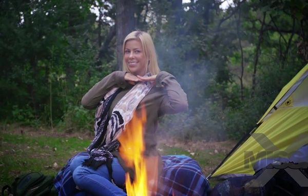 Привел старшую женщину на природу, чтобы знакомые не видели их вместе