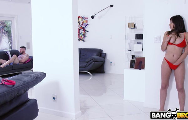 Неожиданно вошла в комнату и из-за угла увидела как дрочит парень