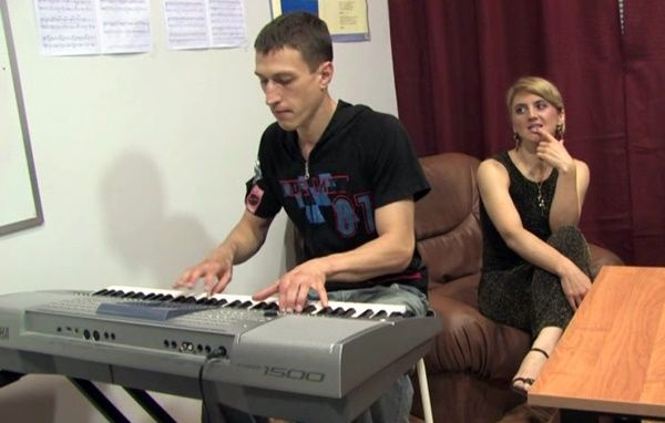 Голодная училка музыки набросилась на симпатичного ученика во время занятий